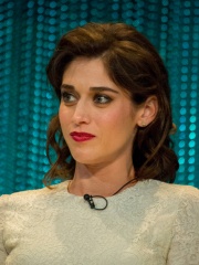 Photo of Lizzy Caplan