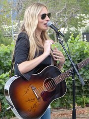 Photo of Holly Williams