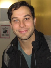 Photo of Skylar Astin