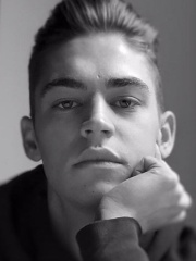 Photo of Hero Fiennes-Tiffin