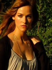 Photo of Kelly Overton