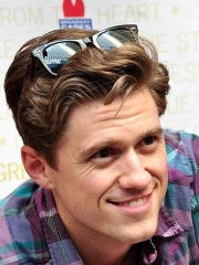 Photo of Aaron Tveit