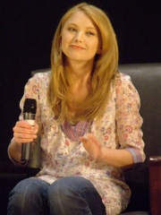 Photo of Elisabeth Harnois