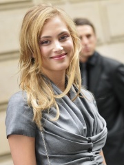 Photo of Nora Arnezeder