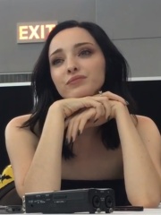 Photo of Emma Dumont