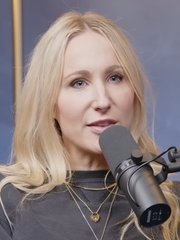 Photo of Nikki Glaser