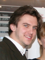 Photo of Dan Stevens