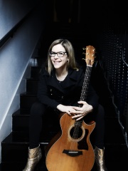 Photo of Lisa Loeb