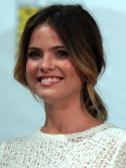 Photo of Shelley Hennig