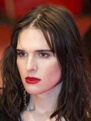 Photo of Hari Nef