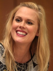 Photo of Janet Varney