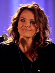 Photo of Dina Meyer