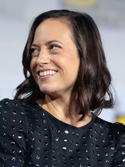 Photo of Lauren Schmidt Hissrich