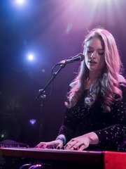 Photo of Freya Ridings
