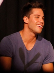 Photo of Dean Geyer