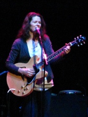 Photo of Edie Brickell